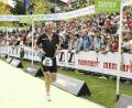 Bild: Nikola Übler
Nach 10 Stunden und 47 Minuten überquert Jürgen Übler die Ziellinie bei der Challenge Roth.