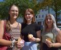 Bild: szl
Diese drei Sparkassen-Mitarbeiterinnen gönnten sich eine Erfrischung in der Mittagspause - Oberpfalzmedien spendierte seinen Lesern und Nutzern am Dienstag zwei Kugeln Eis.