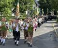 Bild: gis
Den Festzug zur Schützenhalle führten die Mehlmeiseler Dorfmusikanten an. Dahinter reihten sich alle Vereine des Schützengaues Armesberg sowie Gemeinschaften aus dem Ort und der Umgebung ein.