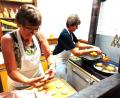 Bild: lg
Anne Hammerer und Angelika Treiber backen in der Küche des Bergweberhofs goldbraune Küchel, die zu den Schmankerln am Eulenberg zählen.