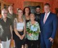 Bild: jr
Jubilarin Ingeborg Domke (Dritte von rechts) zusammen mit (von links) Tochter Elke und Schwiegersohn Helmut, Urenkelin Nina-Marie, Enkelin Anja und Urenkel Bastian sowie (rechts) Bürgermeister Stefan Grillmeier.