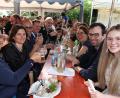 Bild: kro
Diese Gäste aus Großensees hatten schon am frühen Abend viel Spaß und gute Laune auf dem Weinfest in Wondreb.