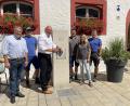 Bild: Stadt Marktredwitz/exb
Oberbürgermeister Oliver Weigel (Dritter von links) nahm gemeinsam mit den Projektbeteiligten des Kommunalunternehmens Marktredwitz den neuen Trinkbrunnen im Markt in Betrieb.