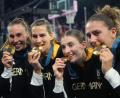 Bild: Maximilian Specht/dpa
Goldener Glanz: Die 3x3-Basketballerinnen sind Olympiasieger.