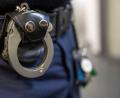 Bild: Peter Kneffel/dpa
Nur mit mehreren Beamten gelang es Angaben der Polizei zufolge, dem Mann Handfesseln anzulegen. (Symbolbild)