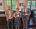 Bild: Landratsamt Tirschenreuth/exb
Landrat Roland Grillmeier (rechts) und Wiesaus Bürgermeister Toni Dutz (links) übergaben im Namen von Bundespräsident Frank-Walter Steinmeier den Verdienstorden an Petra Zanner.
