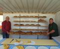 Archivbild: bir
Beim Hohenthaner Backofenfest am kommenden Sonntag, 11. August, werden die Regale wieder mit frischem Holzofenbrot und frischen Kuchen gefüllt sein – so wie hier im vergangenen Jahr.