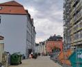 Bild: Brigitte Gschwendtner /fph
Außer zwei Mini-Bäumchen vor der neuen Eisdiele grünt und blüht nichts in der rundum erneuerten Marktredwitzer Lindenstraße.