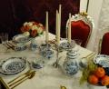 Bild: Stadtmuseum/Edith Zimmermann/exb
Das Stadtmuseum hat für seine Sonderausstellung auch eine Festtafel gedeckt.