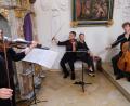 Bild: do
Mit Sängerin Caroline Adler setzte das Streichensemble Thalia in der Klosterkirche Speinshart unter dem Motto "Alte Ohren - Neue Augen" Barockmusik auch optisch ungewohnt in Szene.