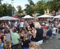Archivbild: dob
Beim Altstadtfest der Spielvereinigung und der "Rot Weiß"-Kegler geht es vor dem Rathaus immer hoch her.