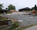 Bild: le
Die Bodenplatte des neuen Gemeinschaftshauses in Kalmreuth, dort wo vorher der „Bauwong“ stand, ist fertig. Errichtet wird ein Saal für bis zu 80 Personen, eine Küche, die als Nebenzimmer benützt werden kann. Wenn alles nach Plan läuft, soll das Haus als „Treff des Ortes“ bis Mai 2025 bezugsfertig sein.