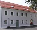 Bild: prh
Kürzlich erhielt das sanierte und umgebaute Pfarrhaus in Plößberg den kirchlichen Segen. Von den Gesamtkosten entfallen 800 000 Euro auf den Gemeindehaushalt 2024, bei den diesjährigen Investitionen die zweitgrößte Summe.