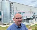 Bild: Gabi Schönberger
Karl Herrmann und die vier Wärmepumpen der neuen Heizanlage bei der OWS GmbH in Weiden. In dem Metallzylinder links ist der Pufferspeicher untergebracht.