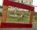 Bild: Leon Karwath
"Fotospot Windischeschenbach" steht auf dem zusammengeschraubten Holzrahmen, den Unbekannte am Bauzaun auf dem Gelände des "Oberpfälzer Hofs" befestigt haben.