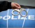 Bild: Soeren Stache/dpa
Beamte hatten am Dienstag einen gesuchten Mann aufgrund eines Hinweises durch das Bundeskriminalamt im Landkreis Cham festgenommen.
