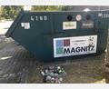 Bild: wro
Der Glascontainer am Berufsschulparkplatz war nahezu leer. Trotzdem wurden davor leere Flaschen und Gläser hingeworfen.