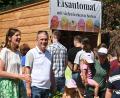 Bild: gf
Massenandrang herrscht am neuen Eisautomaten am Poppenrichter Dorfplatz, nicht nur, als es Gratiseis gibt. Lisa Neidl (links) bedankt sich bei Bürgermeister Hermann Böhm (Zweiter von links), dass die Gemeinde den Eisautomaten „unbürokratisch“ genehmigt hatte.