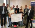 Bild: Nico Wolf, Volksbank Raiffeisenbank Nordoberpfalz/exb
In der Mitterteicher Geschäftsstelle der Volksbank Raiffeisenbank Nordoberpfalz nahmen Mitglieder der Tennissparte des SV Mitterteich um Doris Scharnagl-Lindinger (vorne, Mitte) und Friedrich Wölfl (hinten, Mitte) den Scheck über 2500 Euro entgegen. Mit im Bild Jürgen Wagner (links) als Vertreter der DZ-Bank und Harald Zottmeier (rechts), Regionalmarktleiter der Volksbank Raiffeisenbank Nordoberpfalz.