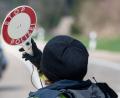 Symbolbild: Marijan Murat/dpa/Archivbild
Ein 30-jähriger auf einem Leichtkraftrad mit Weidener Zulassung ist am Autohof Thiersheim von der Grenzpolizei Selb gestoppt worden.