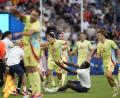 Bild: Francisco Seco/AP/dpa
Spaniens Fußball bejubeln das Tor in der 100. Minute.