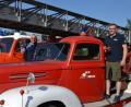 Bild: pz
Michael Fortelny (rechts) zusammen mit Dr. Wolfgang Fortelny auf einem der Feuerwehr-Oldtimer auf dem familieneigenen Freizeitstück am Rande Waldsassens. Im März hatte der Sohn vom Vater den Posten als Vorsitzender des Feuerwehrvereins übernommen.