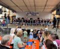Bild: Stefanie Gradl
Beim Brunnenfest in der Vilsecker Altstadt begeistern die Kleinsten aus der musikalischen Früherziehung ihre Eltern und viele Besucher mit dem Lied „Wir sind Superhelden“.