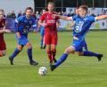Bild: war
Die Spiele des SV Etzenricht gegen die SpVgg Pfreimd waren in der Vergangenheit immer hart umkämpft. Auf dem Bild aus dem vergangenen Jahr erzielt Mirko Griesbeck (rechts) einen Treffer für die Etzenrichter.
