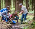 Bild: Thomas Kujat/Tourismuszentrum Oberpfälzer Wald/exb
Bei einer geführten Wanderung kann man sich selbst im Goldwaschen versuchen.