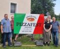 Bild: Dorfgemeinschaft Altendorf/exb
Für die gute Sache die Werbetrommel rühren: Für ihr Pizzafest am 31. August gehen die Altendorfer buchstäblich auf die Straße. Bestellungen können ab 16. August aufgegeben werden.