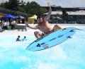 Bild: Felix Hörhager/dpa
Olympionike Leon Glatzer im neuen Surfpark