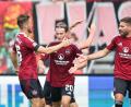 Bild: Daniel Karmann
Der Nürnberger Lukas Schleimer (links) jubelt mit seinen Kollegen über seinen Treffer zum 1:1.