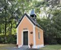 Bild: rgr
Das "Alte Kircherl" in der jetzigen Form. Vor 200 Jahren wurde eine Maria-Hilf-Kapelle gebaut und 1976 erfolgte dieser Neuaufbau etwa 50 Meter südlich vom alten Standort statt.