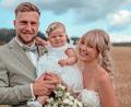 Bild: Lucienne Lorenz/@lucielorenz_photography
Großer Tag für die Familie Melzner. Im Rahmen der Feierlichkeiten erhielt auch Töchterchen Clara das Sakrament der Taufe.