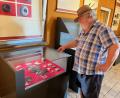 Bild: ihl
Im Dokuzentrum Slawische Siedlung deutet Heinrich Schwarz auf Tonscherben hin. Was ihn fasziniert, sind die augenfälligen Unterschiede der Keramik von rau bis fein.