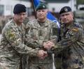 Bild: Sgt Spc Karolis Kavolėlis.
Der Pfreimder Kommandeur Marek Krüger, (rechts) übergibt das Kommando über die Nato-Battlegroup in Rukla an Oberstleutant Sebastaan Schillemans (links). Dabei ist auch der Vertreter der litauischen Armee Oberst Aurelijus Motiejūnas.