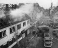 Archivbild: Gerhard Götz/dpa
Löscharbeiten der Feuerwehr am 17.12.1988 an einem Haus in Schwandorf Oberpfalz. Der 17. Dezember 1988 ist ein schwarzer Tag in der Geschichte der oberpfälzischen Stadt Schwandorf. Ein Neonazi verübte damals einen Brandanschlag, vier Menschen starben.