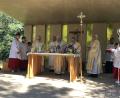 Bild: mma
Das Pontifikalhochamt am Freialtar vor der Frohnbergkirche zelebrieren (von links) Pfarrer i. R. Hans Hertl, Diakon Dieter Gerstacker, Bischof Rudolf Voderholzer, Dekan Pfarre Christian Schulz und Pfarrer i. R. Hans Peter Heindl.