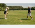 Bild: Marina Gube
Golf-Trainer Greg Tennant erklärt Praktikantin Katharina Graf den Golf-Abschlag.