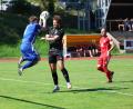 Bild: Dieter Jäschke
Der Kirchenthumbach Keeper Lukas Held fängt einen Ball vor dem Erbendorfer Christoph Müller ab. Nach weit über 90 Minuten hieß es 1:1. Nach dem Schlusspfiff kochten auf den Trainerbänken die Emotionen hoch.