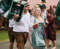 Bild: egl
Beim Bierkastentanz wissen Andreas Ehbauer (links) und Madeleine Frost (rechts) noch nicht, dass sie das neue Oberkirwapaar werden.