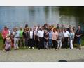 Bild: bk
Ein Erinnerungsfoto am Beckenweiher. Helmut Fastner (vorne, Mitte, weißes Hemd) mit Ehefrau Barbara und Tochter Andrea mit Familie sowie weiteren Gratulanten.