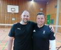 Bild: Käsbauer/privat
Hannes (rechts) und Peter Käsbauer in der Turnhalle des Weidener Augustinus-Gymnasiums.