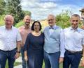 Bild: Elisa Romfeld
Zur Goldenen Hochzeit von Karin und Rolf Klette (Mitte) gratuliert auch Bürgermeister Roland Strehl (links). Die beiden Söhne Manuel und Alexander führen den gleichnamigen Getränkefachhandel weiter.