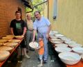 Bild: bir 
Das Brot steht zum „Einschiessen“ durch die drei Bäcker Herbert Seer senior und junior und Julian Brucker bereit. Erstmals unterstützt durch Matheo, dem Enkel und Urenkel der einheimischen Bäcker Seer.