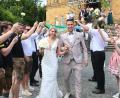 Bild: gf
Durch ein Rosenspalier schritten Laura und Nikolai Seidel nach ihrer kirchlichen Trauung in der Amberger Bergkirche.