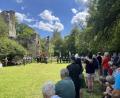 Bild: mor
In den Schatten der Büsche und Bäume auf dem Pappenberger Kirchplatz hatten sich die rund 150 Besucher bei der Feier zurückgezogen.
