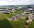 Luftbild: kaz
Das Industrie- und Gewerbegebiet Kemnath West III ist nun fertig erschlossen. Nur kleine Restarbeiten stehen noch an. Schon weit fortgeschritten ist das Projekt der Bauunternehmung Markgraf, die dort ein Logistik- und Schulungszentrum errichtet (links).