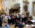 Bild: do
Der Chor "Capella Transylvanica", turkmenische Streicher und Solistinnen und Solisten des 74. Festivals junger Künstler Bayreuth, zelebrieren in der Klosterkirche unter der Leitung von Fred Sjöberg unter dem Konzerttitel "Latino Sacro" außergewöhnliche Sakralmusik.