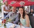 Bild: Familie Pflaum/exb
Kurz vor Drehbeginn einer Szene bei der "Hundslinger Hochzeit " mit Dorfpolizistin Barbara als Tischdame. Es ist nicht der erste Film-Auftritt für den ehemaligen Sparkassen-Vorstandsvorsitzenden Josef Pflaum.